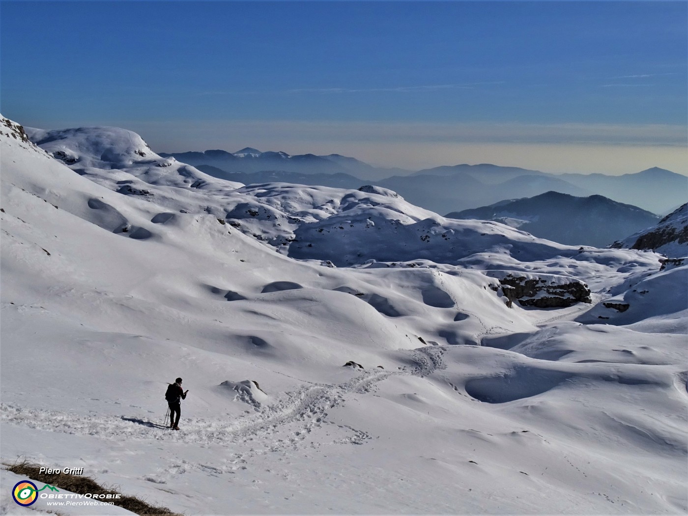 59 Scendendo lo splendido vallone innevato .JPG